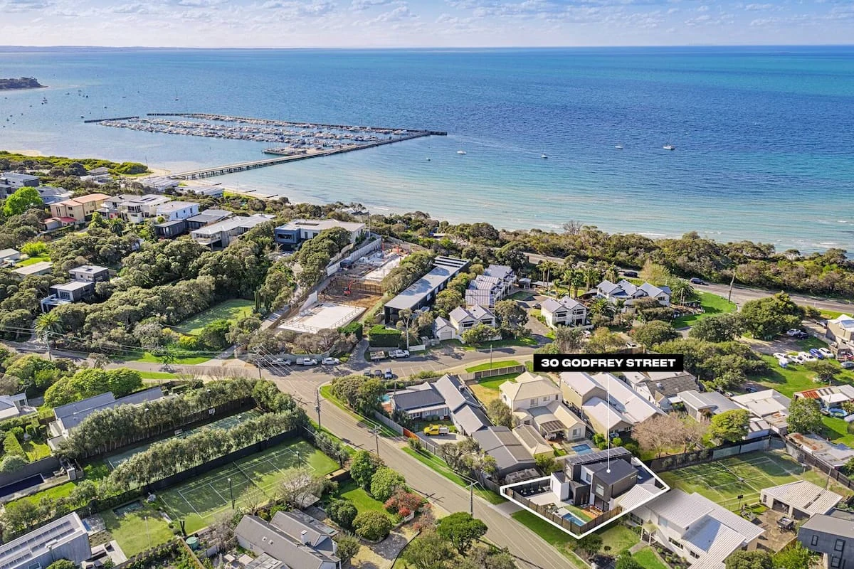 Aerial view of Casa al Mare’s Blairgowrie neighbourhood, the bay and yacht squadron